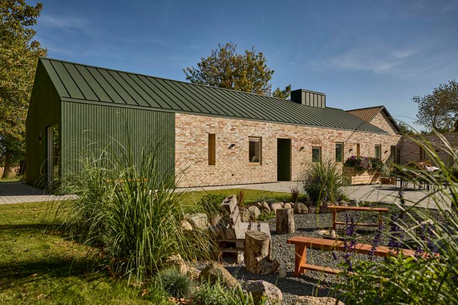 Green steel profiles set the framework for a rural family collective, Ølbyvej 178, 4623 Lille Skensved, Denmark